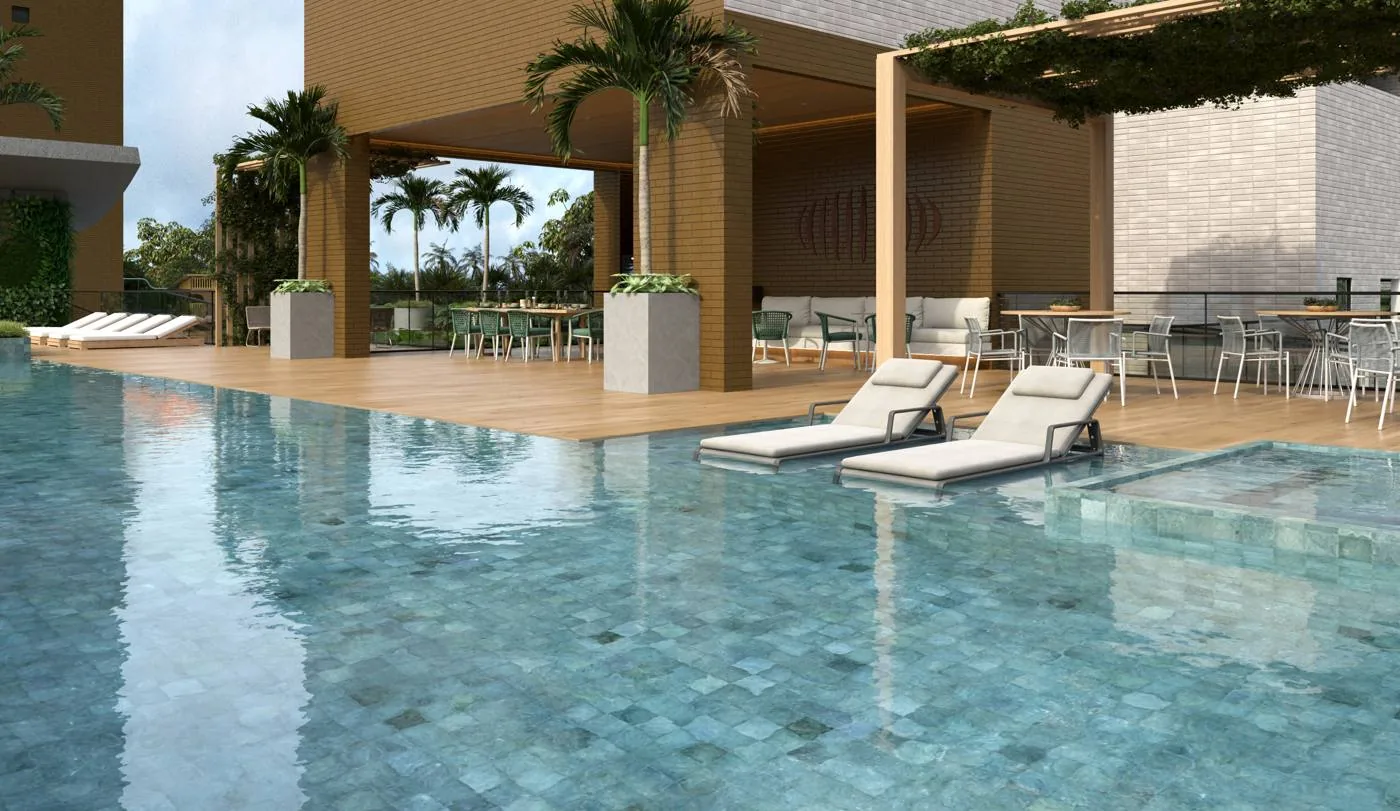 Piscina aquecida com deck e espreguiçadeiras